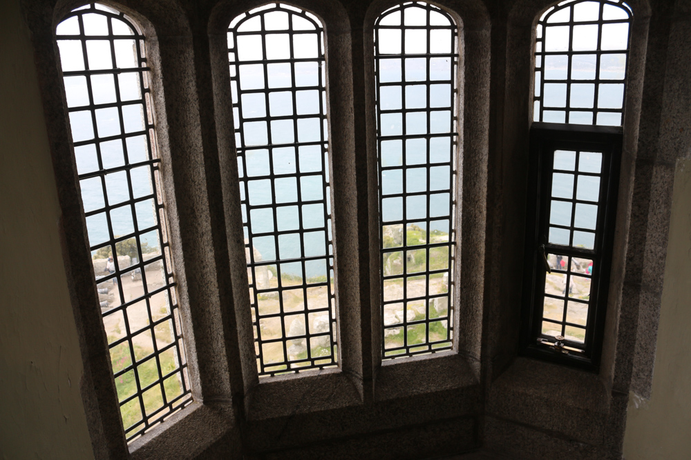 Alte Fenster mit Blick auf die See rund um St. Michael's Mount