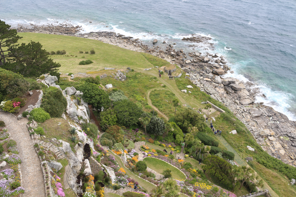 Blick von der Terrasse der Burg von St. Michael's Mount hinab zu den subtropischen Gärten am Meer