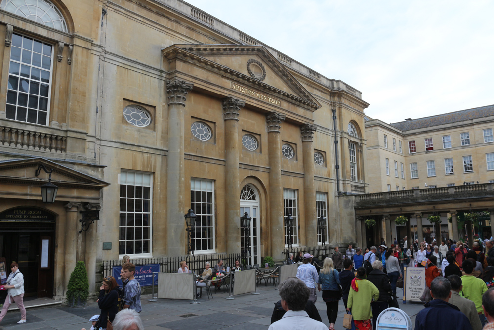 Das Gebäude des Grand Pump Room in Bath