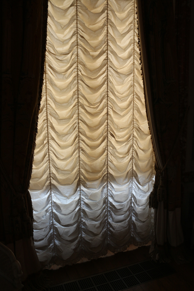Curtains in front of the windows. No direct sunlight is allowed into the rooms of Waddesdon Manor House. These strict rules were already set up when the house was built. This is the reason why almost the entire interior is still original from 1889.