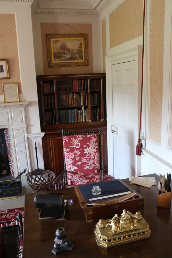 Arbeitszimmer von Benjamin Disraeli im ersten Stock von Hughenden Manor. Er selbst nannte diesen Raum seine "Werkstatt" wo er einen Großteil seiner Schreibtätigkeiten an Parlamentsdokumenten, Romanen oder Briefen erledigte.