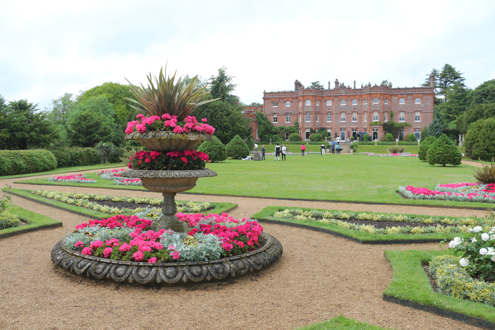 Das viktorianische Hughenden Manor wurde aus roten Ziegelsteinen erbaut. Blick vom Park hinter dem Haus.