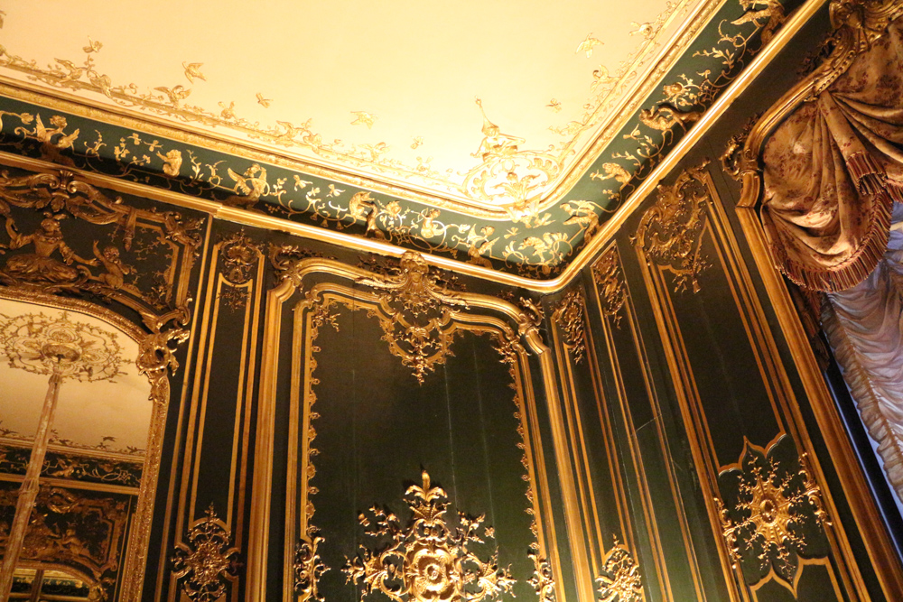 Goldene barocke Wandverzierungen im Gästeschlafzimmer in dem Königin Viktoria während ihres Besuchs von Waddesdon Manor House im Mai 1890 geschlafen hat