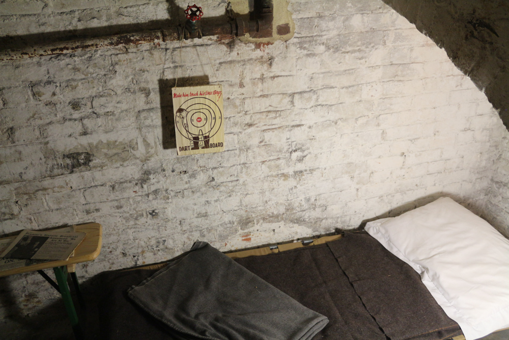 Kleiner Luftschutzraum mit einem Bett und einer Anti-Hitler Dartscheibe aus dem Zweiten Weltkrieg unter Hughenden Manor