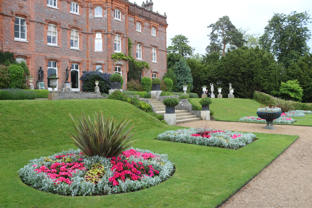 Das viktorianische Hughenden Manor wurde aus roten Ziegelsteinen erbaut. Blick vom Park hinter dem Haus.