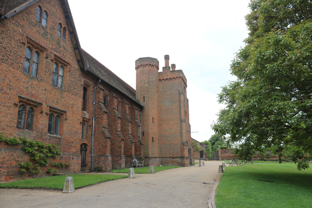 Überreste des alten königlichen Palastes aus der Zeit Elisabeth I. stehen neben dem neueren Hauptgebäude von Hatfield House