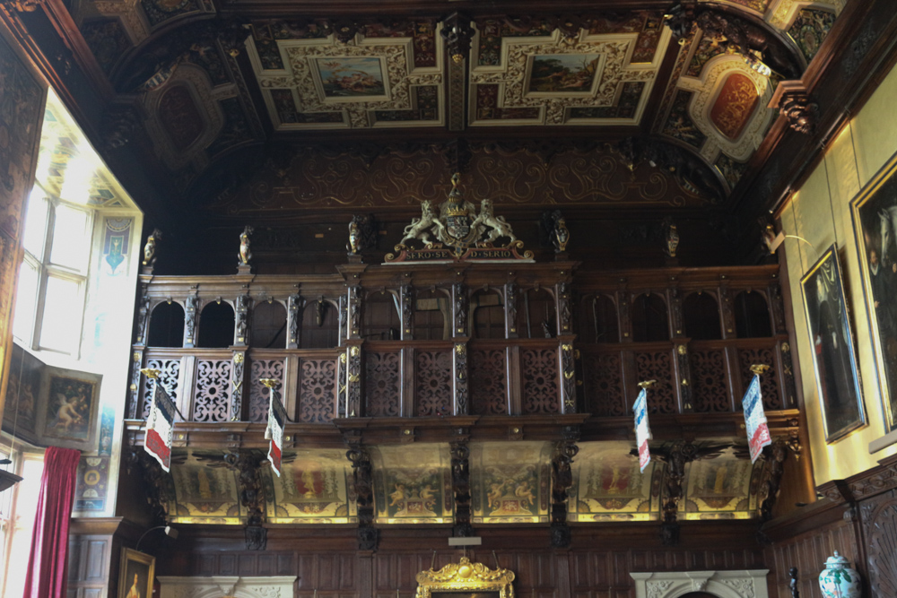 Marble Hall built in 1611 is the great hall of Hatfield House. Much of walls and ceilings are covered with oak carvings by John Bucke.