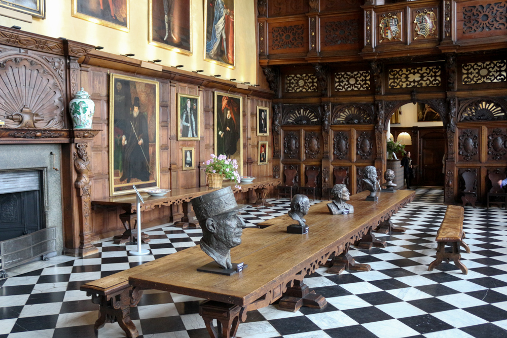 Der Marmorsaal (Marble Hall) aus dem Jahr 1611 ist der große Empfangsraum des Hatfield House Palastes. Ein Großteil der Wände und Decke sind mit Eichenschnitzereien von John Bucke bedeckt.