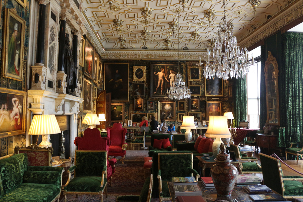 Das Wohnzimmer von Hatfield House. Scheinbar war es das Ziel des Erbauers, möglichst viele wertvolle Objekte auf möglichst kleinem Raum zu versammeln. Die Wände sind mir Seidentapeten geschmückt. Über den Seidentapeten hängen mittelalterliche Teppiche. Über den Teppichen hängen unbezahlbare Gemälde. Somit wird also jeder Quadratzentimeter dreimal genutzt.