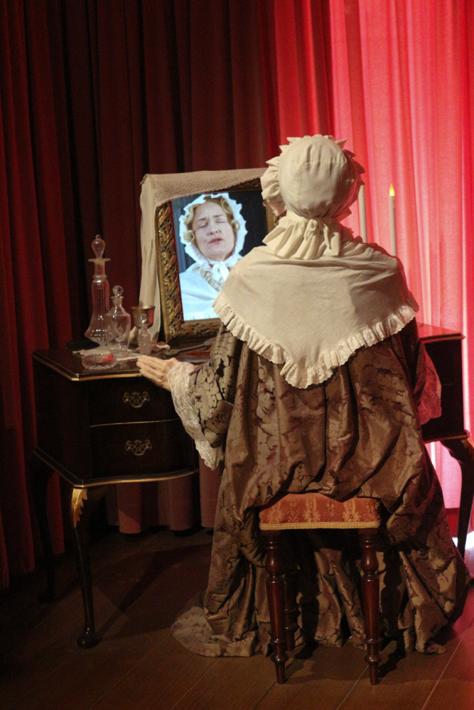 There is a multimedia exhibition with wax figures on the first floor of the palace. It tries to tell a bit of gossip and banalities around the palace construction.