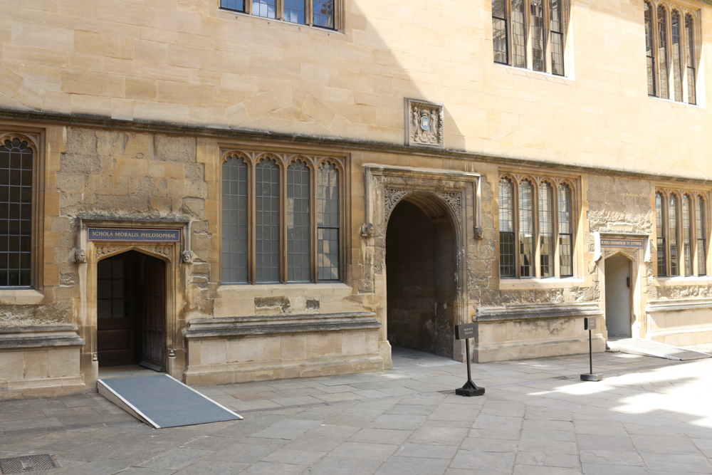 Eingang zur Schola Moralis Philisophiae im Innenhof der Bodleian Bibliothek