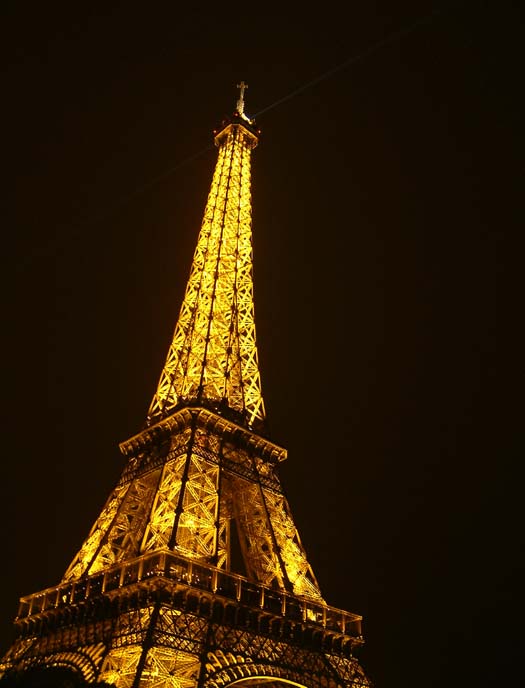 Der Eiffelturm ist das wohl bekannteste Wahrzeichen in Paris und steht weltweit als Symbol für Frankreich. Er ist nach seinem Erbauer Gustave Eiffel benannt. Nachts wird der stählerne Koloss quasi von Innen beleuchtet. Tausende von Lampen sind zwischen den Stahlträgern versteckt und erwecken den Eindruck, dass der Turm von selbst leuchten würde.