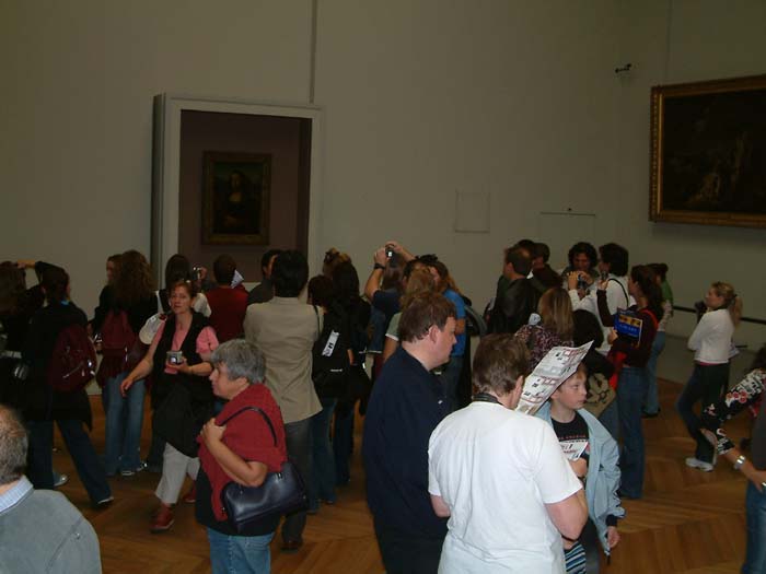 Die Mona Lisa (La Gioconda) ist ein Ölgemälde auf Holz von Leonardo da Vinci. Im gesamten Louvre stehen Hinweisschilder, die dem verirrten Besucher immer den Weg zum berühmtesten Exponat zeigen.


Hinter getöntem Panzerglas kann das überraschend kleine Bild dann bewundert werden. Für mich persönlich ist dies einer der hässlichsten Räume des ansonsten wirklich großartigen Louvre. Umso erstaunlicher, dass sich im Halbdunkel vor La Gioconda immer ganze Horden von Besuchern versammeln und sich gegenseitig vor dem Gemälde fotografieren.