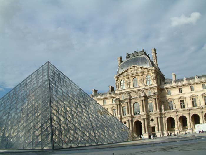 The large glass pyramid in the middle of the Louvre was designed in 1989 by Ieog Ming Pei and built on the order of President François Mitterrand. It now serves as the main entrance to the museum.