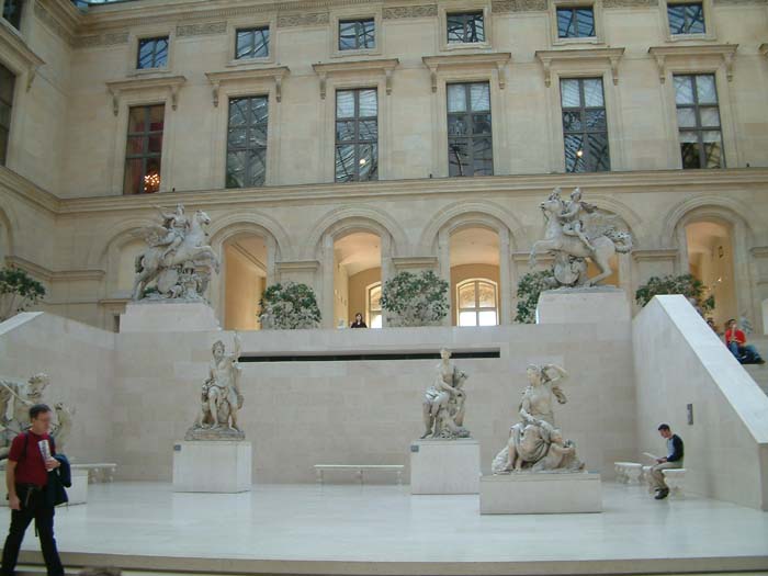 Skulpturen in einem der beiden mit Glas überdachten Innenhöfe des nördlichen Flügels des Louvre