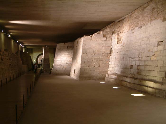 Während der Renovierung des Museums in den späten 80ern wurden die Fundamente des mittelalterlichen Louvre wieder ausgegraben. Der barocke Palast steht nun auf der Betonplatte, die diesen Raum nach oben hin abdeckt.