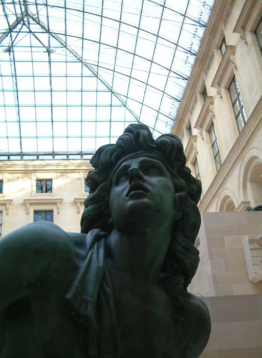 Skulptur in einem der beiden mit Glas überdachten Innenhöfe des nördlichen Flügels des Louvre