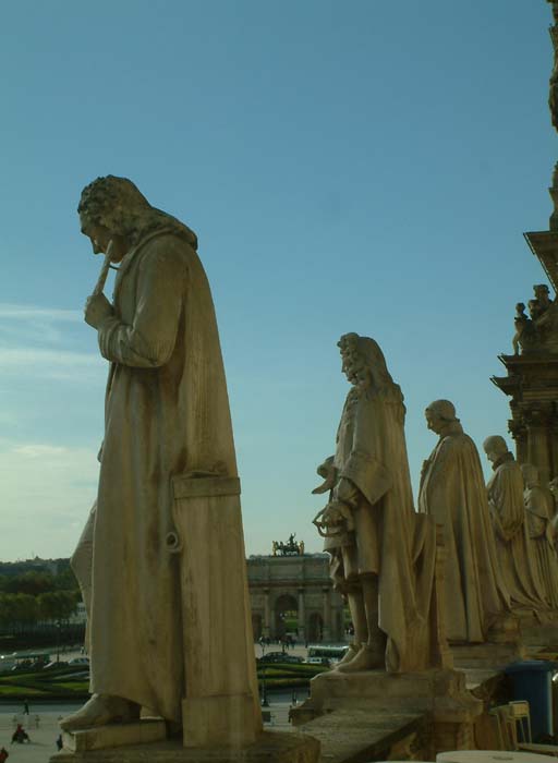 Statuen berühmter Köpfe Frankreichs schauen vom Dach des Louvre auf Cour Napoleon herab