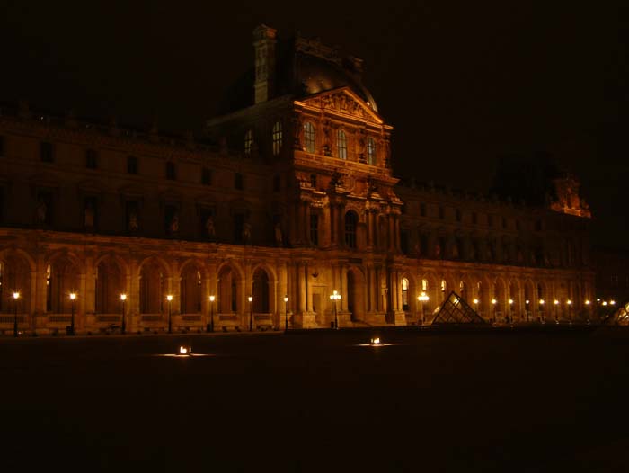In der Nacht wird das Musée du Louvre durch Tausende von kleinen Leuchten illuminiert. Versteckt in den Nischen und Vorsprüngen der barocken Fassade tauchen sie das Museum in einen warmen Lichtton.