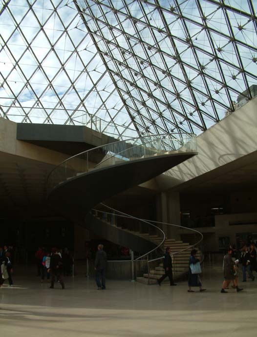Foyer des Musée du Louvre with the spiral staircase
