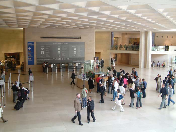 Foyer des Louvre. Die Sammlung des Museums umfasst fast 400 000 Exponate in sieben Abteilungen, die auf einer Fläche von über 60.000 m² präsentiert werden. Damit ist der Louvre das größte Museum der Welt. Jährlich wird das Museum von über 5 Millionen Menschen besucht.
