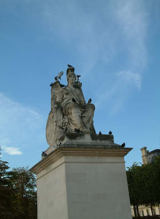Statue mit Tauben am Eingang zum Jardin des Tuileries