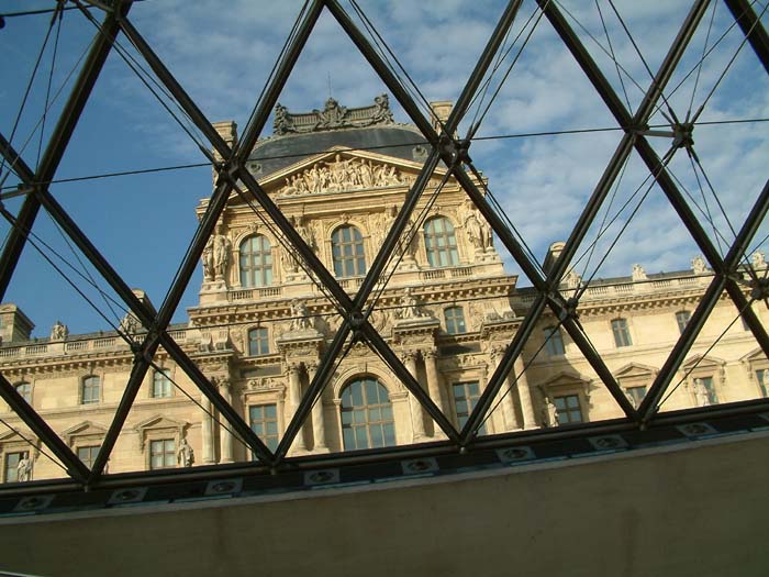 Blick durch die Glaspyramide auf den Südflügel des Louvre