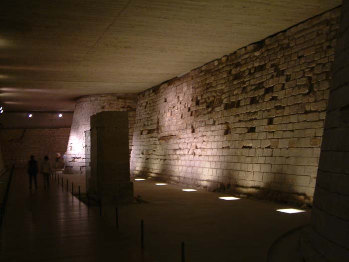 Während der Renovierung des Museums in den späten 80ern wurden die Fundamente des mittelalterlichen Louvre wieder ausgegraben. Der barocke Palast steht nun auf der Betonplatte, die diesen Raum nach oben hin abdeckt.