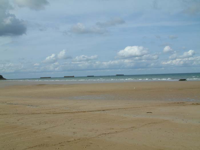 Strand bei Arromanches in Nord-Frankreich. Bekannter ist dieser Küstenstreifen unter dem Namen "Gold Beach".

Gold Beach bezeichnet bei der Landung der Alliierten im Zweiten Weltkrieg einen französischen Küstenabschnitt in der Normandie. Britische Truppen landeten am D-Day (6. Juni 1944) im Rahmen der Operation Overlord an diesem strategisch so benannten Strandabschnitt. Der Strand liegt rund 24 Kilometer östlich von Omaha Beach.

Arromanches war einer von zwei gigantischen Ponton-Häfen, die im Rahmen der Invasion an der Normandieküste errichtet wurden. Für kurze Zeit war dies einer der größten Häfen der Welt. Heute zeugen nur noch einige Betonblöcke von der herausragenden Rolle, die dieser Strand für die Wende des Krieges gespielt hat.