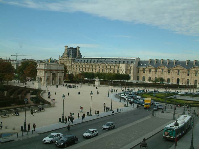 Blick vom Südflügel des Louvre über den Place du Carrousel und& den Arc de Triomphe du Carrousel