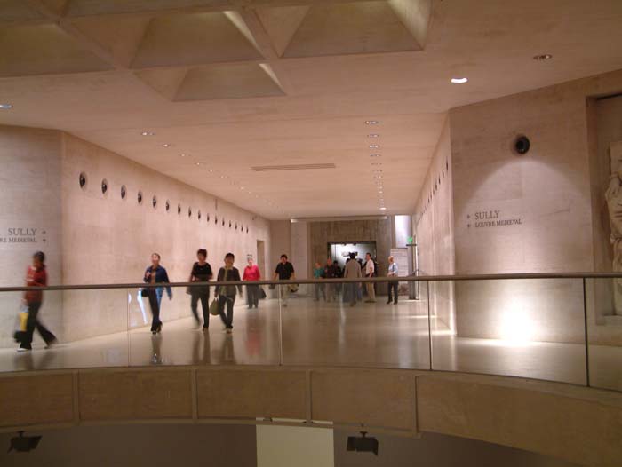 Foyer des Musée du Louvre. Tunnels lead to each of the three wings of the museum (Denon, Sully, Richelieu).