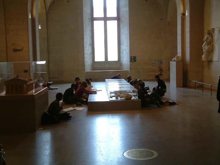 Kunststudenten fertigen Skizzen von den Skulpturen im Louvre an