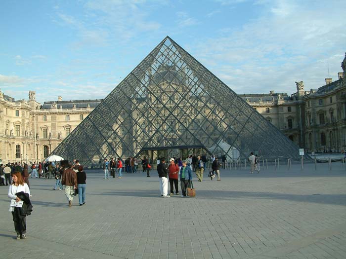Die große Glaspyramide im Innenhof des Louvre wurde 1989 vom Architekten Ieog Ming Pei entworfen und im Auftrag von Staatspräsident François Mitterrand erbaut. Sie dient als Eingang zum Museum.