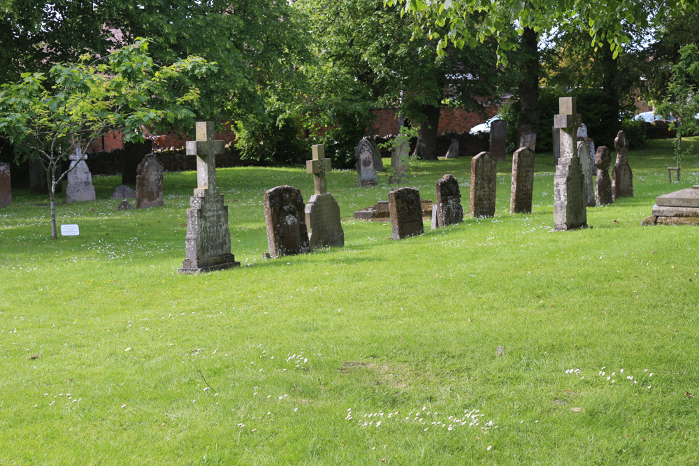 Holy Trinity Church: Gravestones around the church