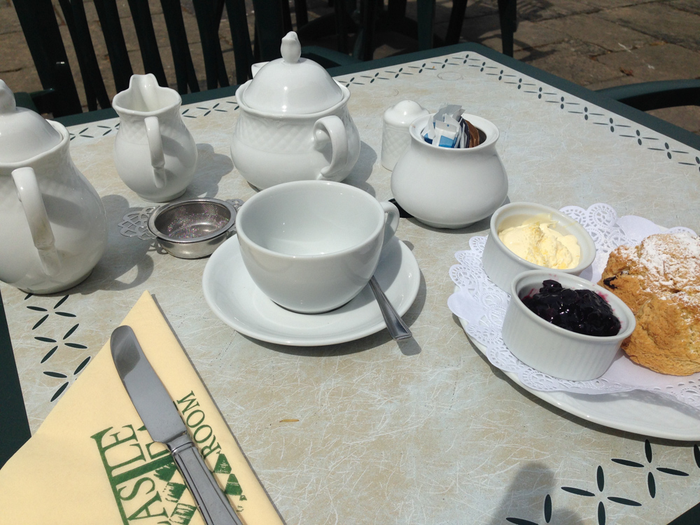 Cream Tea im Café der Burg Ludlow