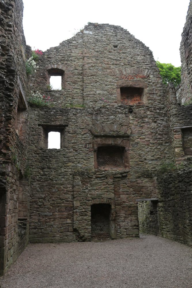 The ruined castle has lost its roof a long time ago. Old fireplaces in the walls still allow to see how many floors this building and how big the rooms were.