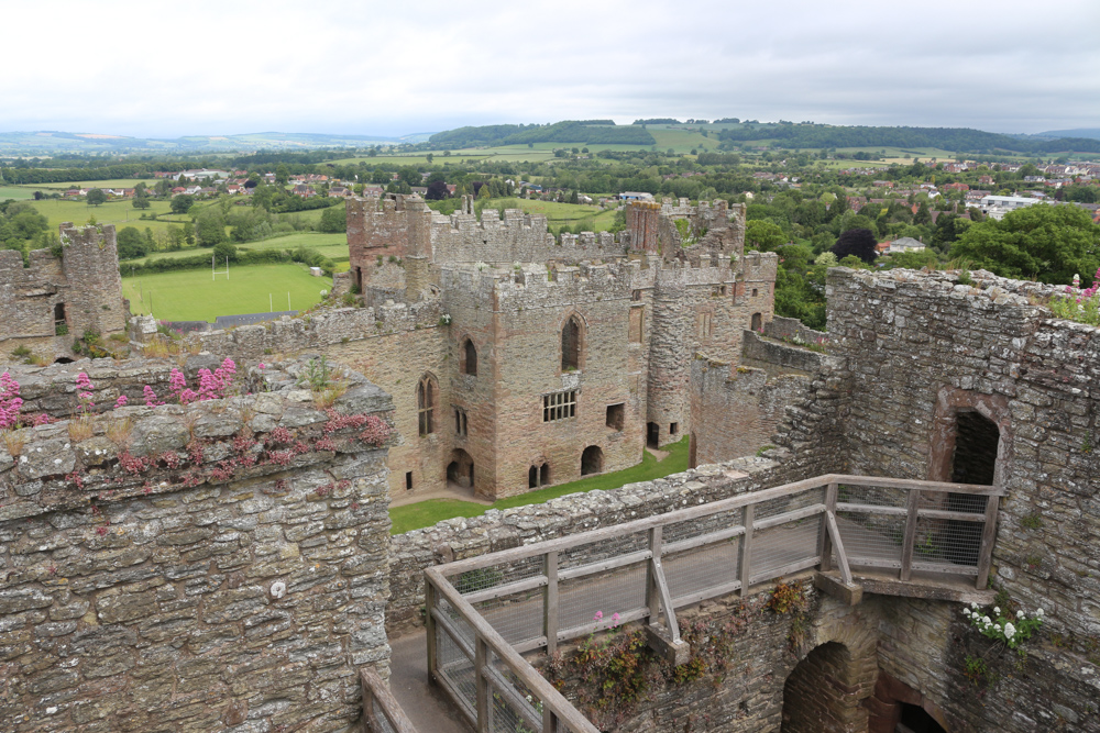 Blick vom Großen Turm über die Burg von Ludlow