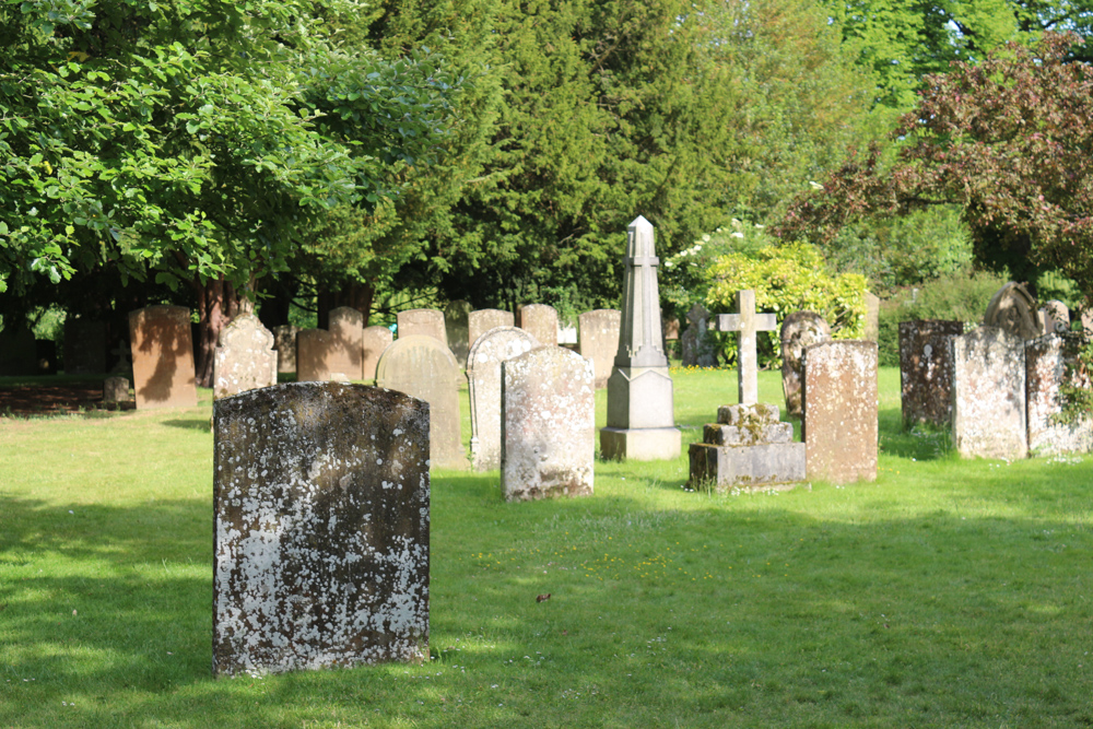 Holy Trinity Church: Gräber rund um die Kirche