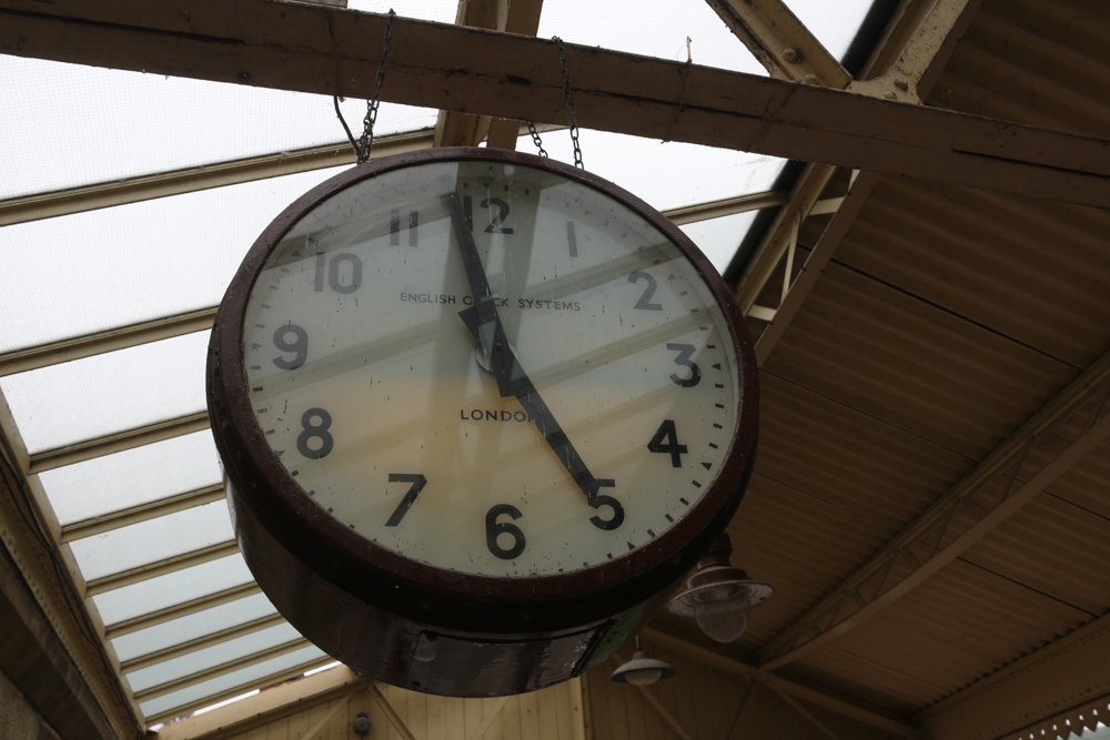 Große Uhr über dem Gleis der Llangollen Railway Bahnstation