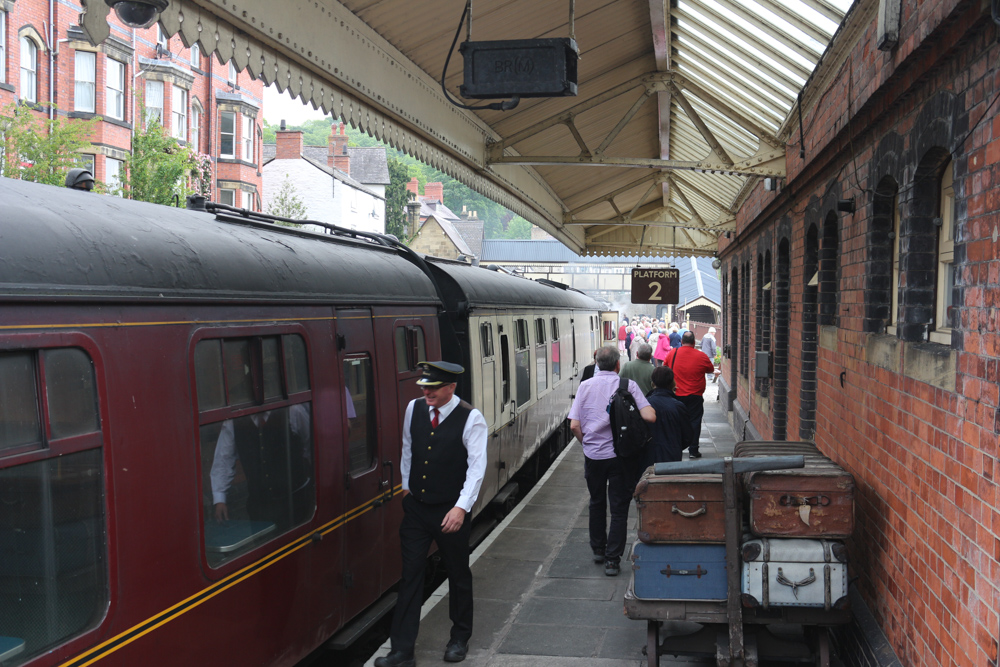 Der historische Zug ist wieder in der Llangollen Railway Bahnstation angekommen