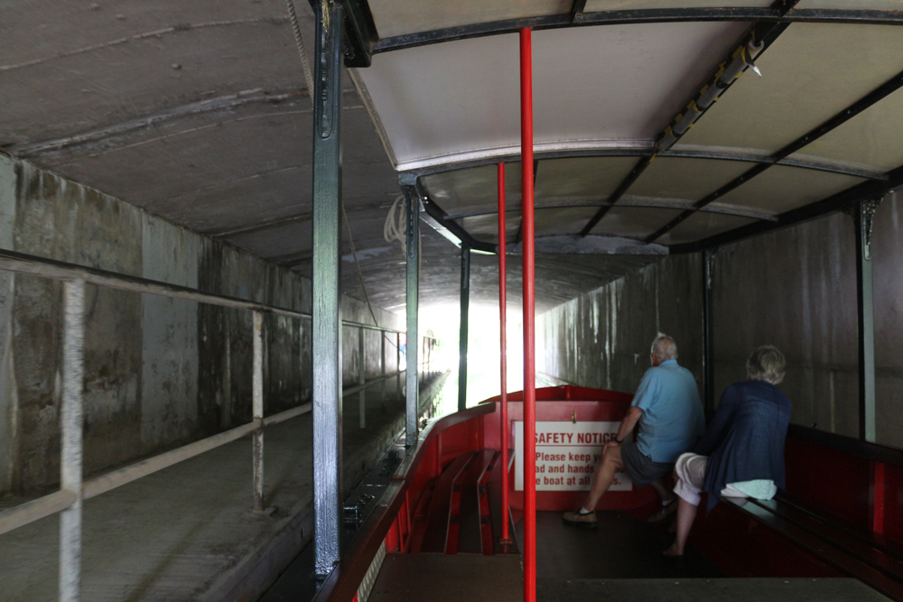 Fahrt mit einem von Pferden gezogenen Kanalboot unter einer Brücke über den Kanal von Llangollen