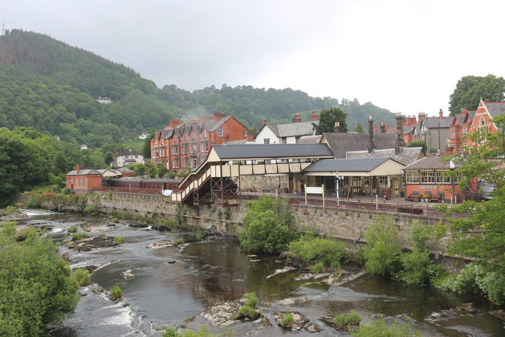 Blick von der Bischof Trevor Brücke über den Fluss Dee auf den alten Bahnhof von Llangollen