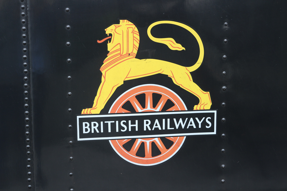Logo der Britischen Eisenbahn auf der Seite der Dampflokomotive Nummer 5199