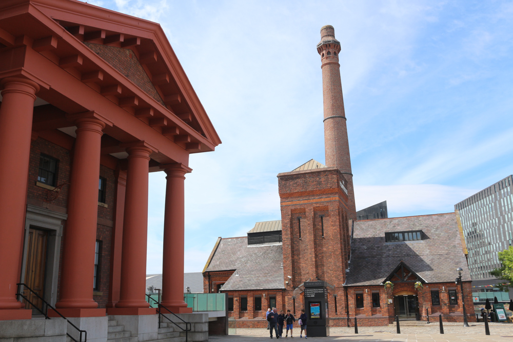 Das Dock Traffic Office (Hafenverkehrsamt) und das alte Pumphose, das heute als Restaurant The Pump House fungiert.