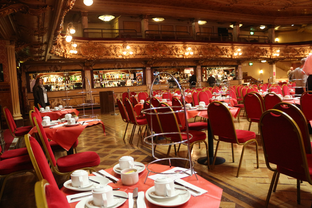 The Blackpool Tower Ballroom - Der überschwänglich barock gestaltete Ballsaal unter dem Nachbau des Eiffelturms