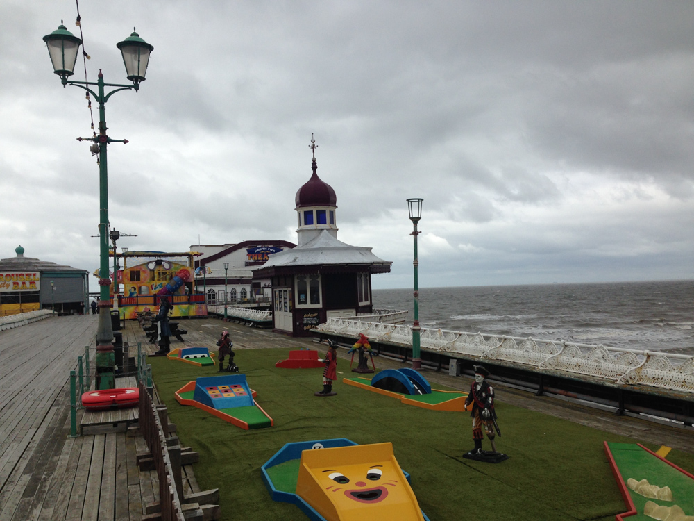 Die Attraktionen auf dem North Pier von Blackpool zerfallen langsam und werden wohl oft nur noch von einer dicken Schicht Farbe zusammen gehalten.