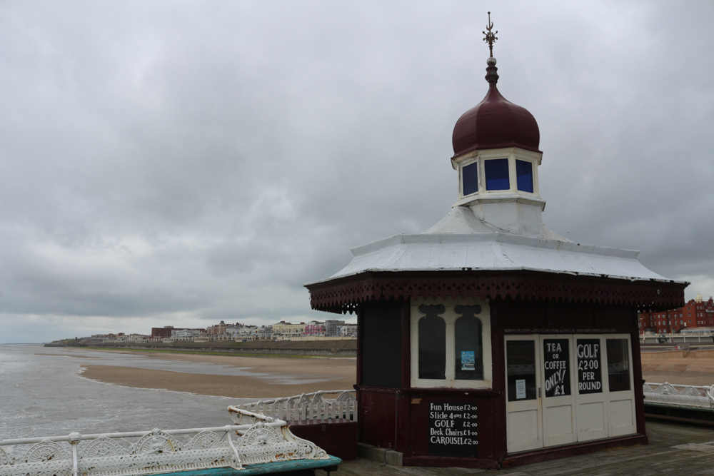 Langsam verrottende Attraktionen auf dem North Pier von Blackpool