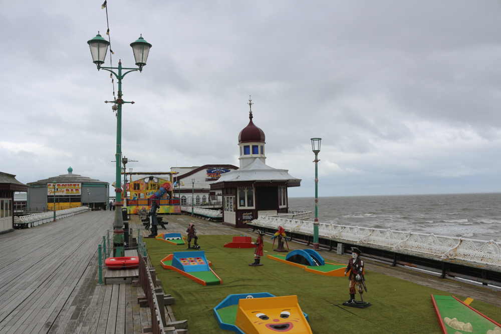 Die Attraktionen auf dem North Pier von Blackpool zerfallen langsam und werden wohl oft nur noch von einer dicken Schicht Farbe zusammen gehalten.