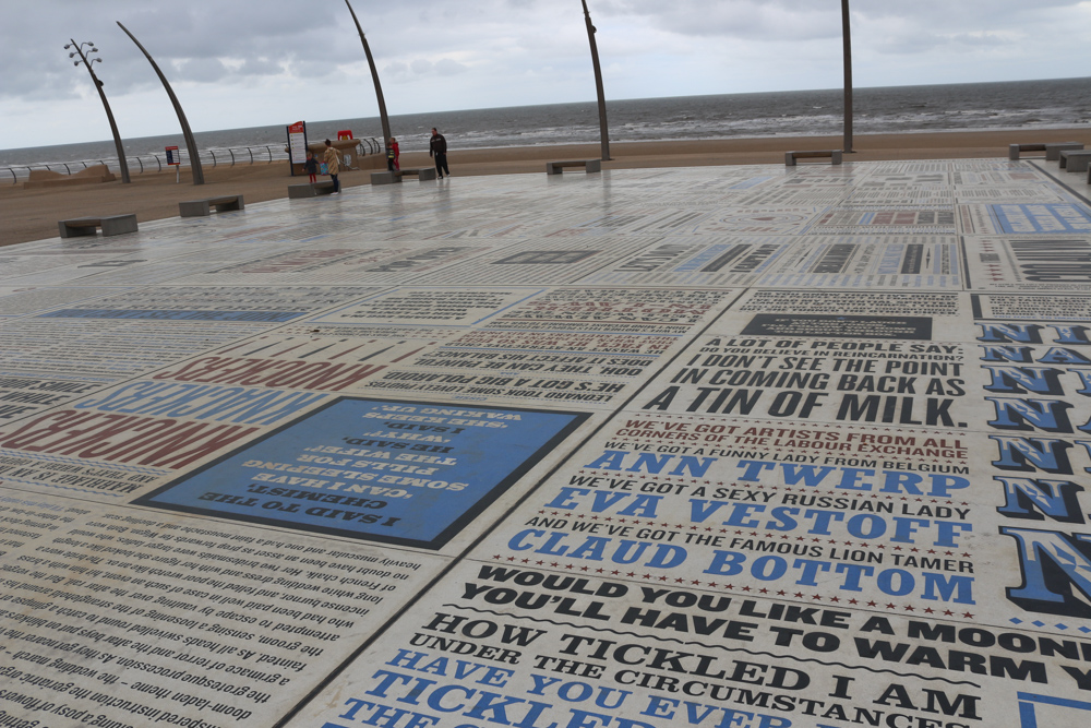 Kunstinstallation auf der Strandpromenade, direkt neben dem Blackpool Tower