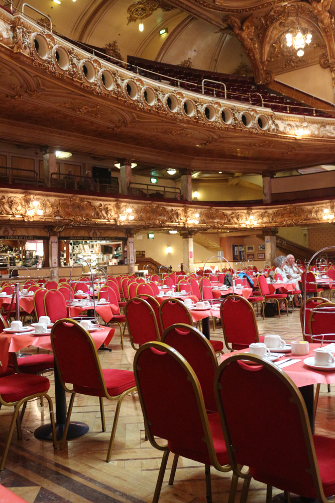 The Blackpool Tower Ballroom - Der überschwänglich barock gestaltete Ballsaal unter dem Nachbau des Eiffelturms